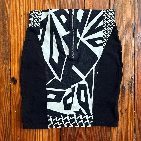 Vintage mid-2000s Wet Seal black and white geometric patterned mini wiggle skirt - Picture 2 of 6